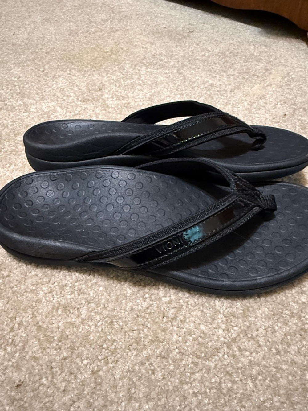 Vionic Black Patent Thong Sandals - Picture 2 of 3